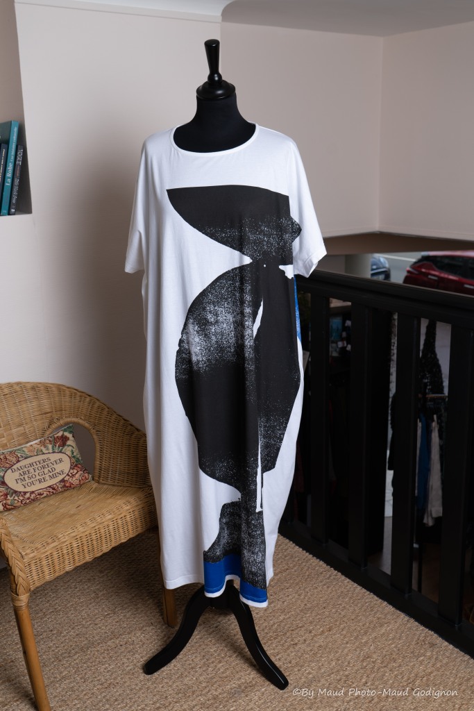 Robe blanche imprimé noir et bleu (taille M) coton 100 %