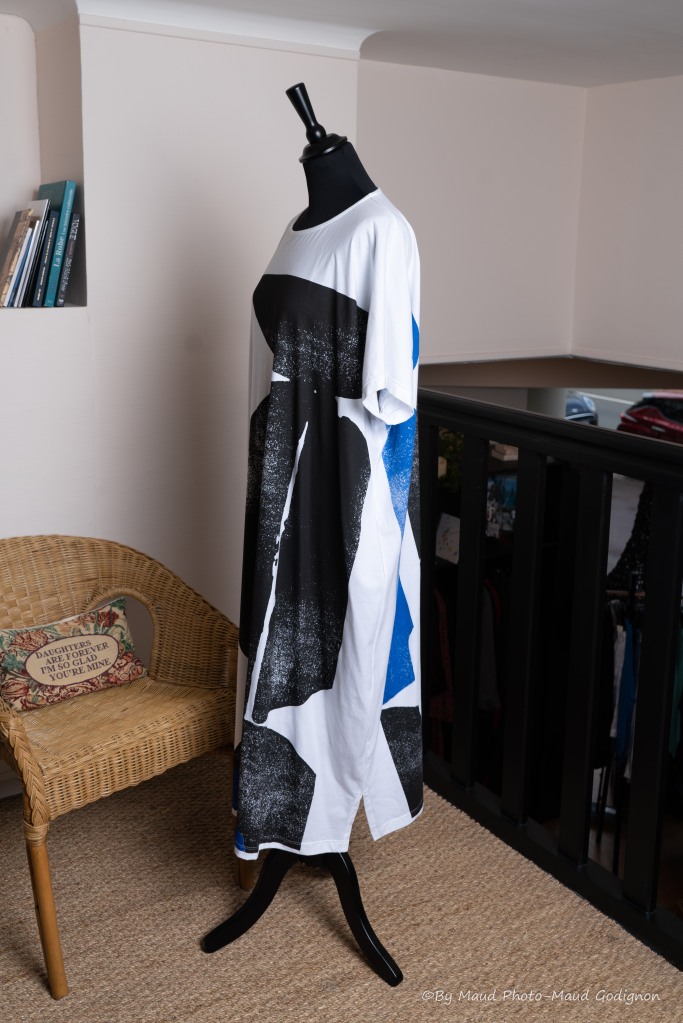 Robe blanche imprimé noir et bleu (taille M) coton 100 %