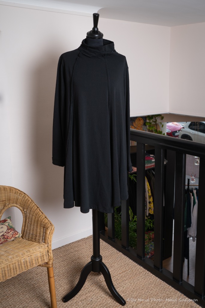 Longe tunique noire ample et évasée Disponible en taille M. Composition : 100 % coton. Photos sous différents angles, coutures apparentes, tissu épais et texturé.