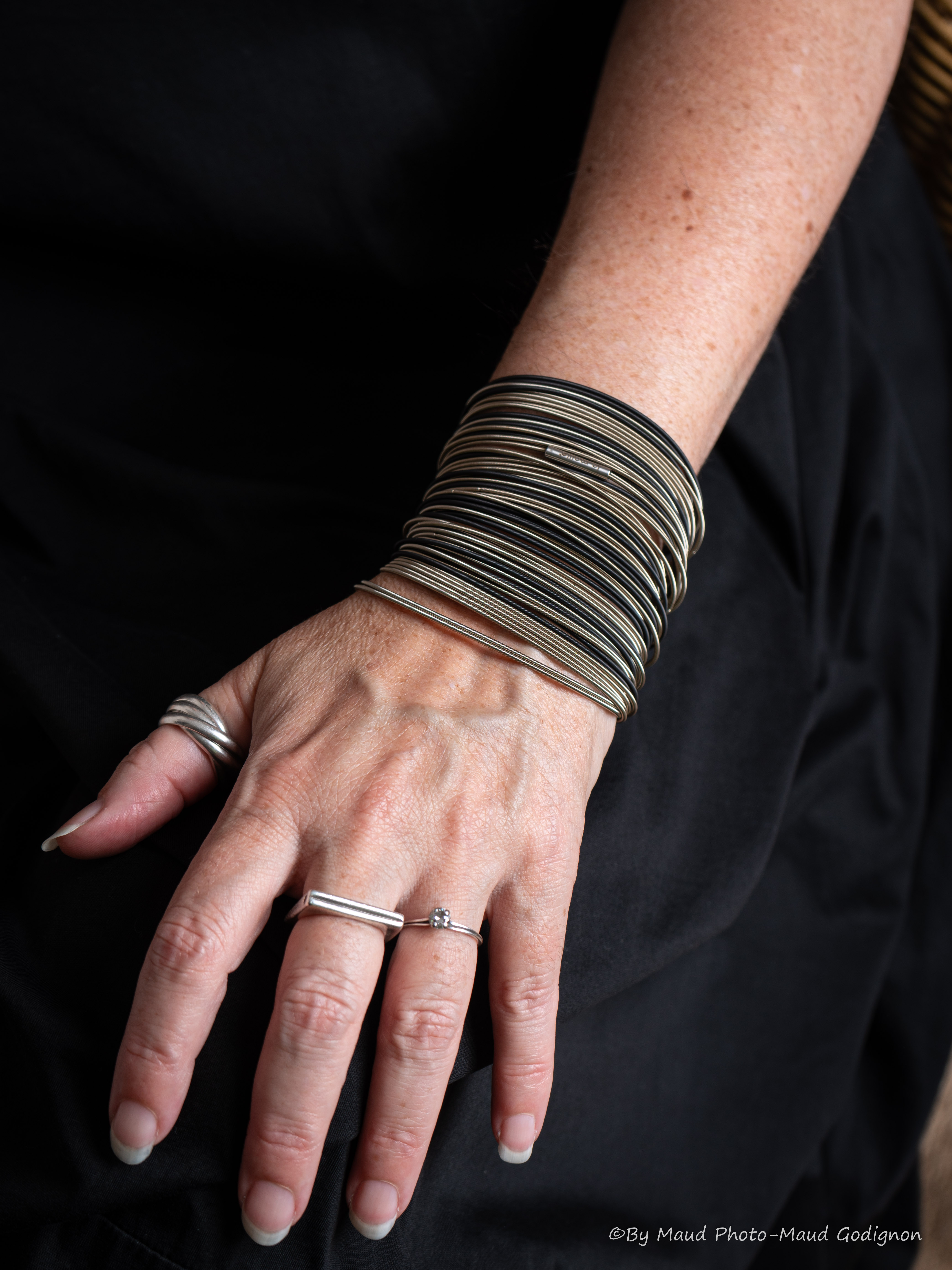 Les dernières nouveautés de Tiziana Redavid. Le bracelet bonze & black composé de 40 ressorts bronze et 20 black.