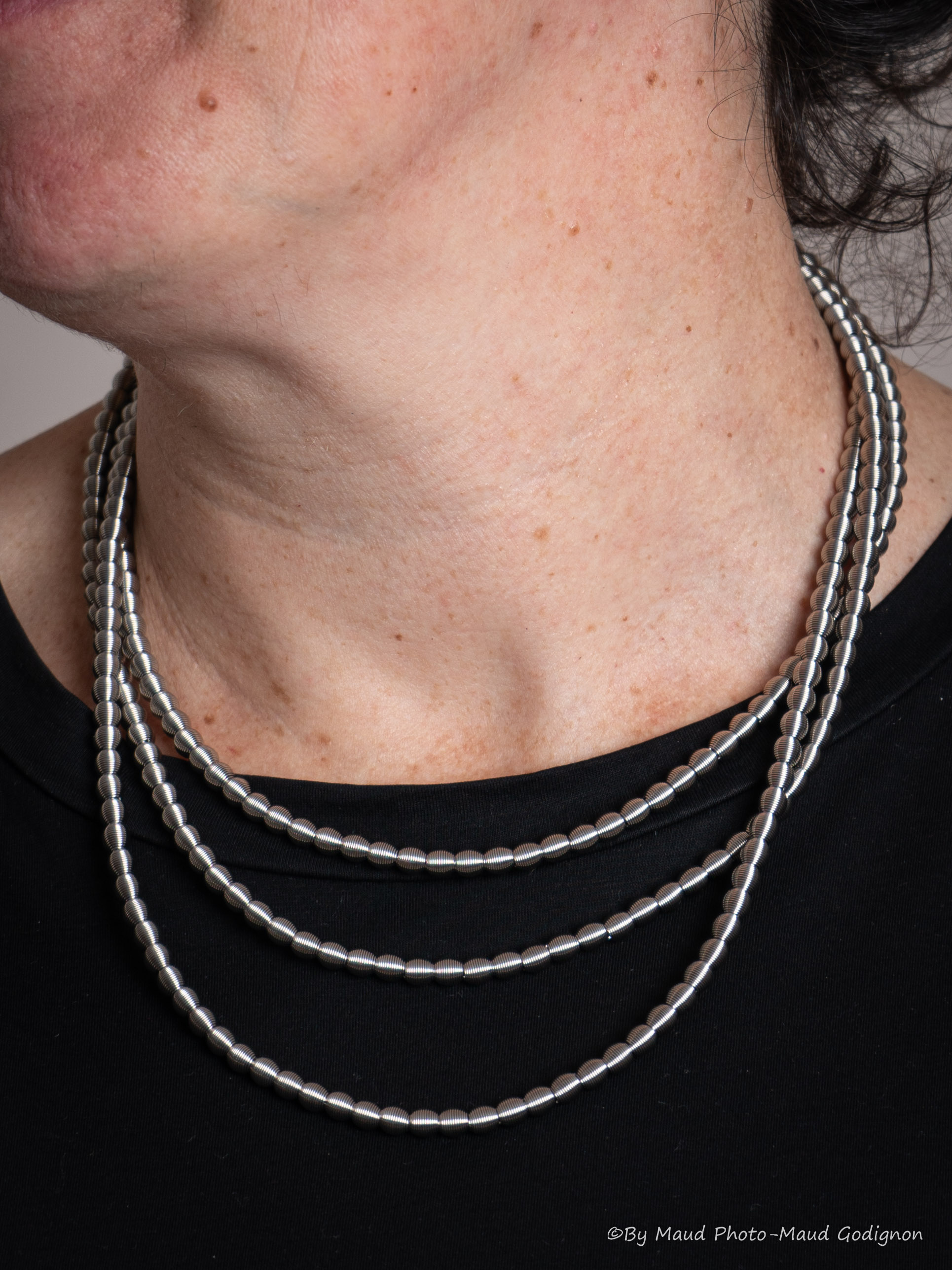 Les dernières nouveautés de Tiziana Redavid. Le collier Chapelet Short, trois rangs de perles avec un fermoir aimanté.